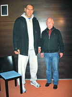 Valuev mit Schuhen in &Uuml;bergr&ouml;&szlig;e von Wessels